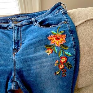 Old Navy Rockstar flower embroidered capris